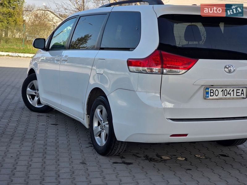 Минивэн Toyota Sienna 2013 в Гусятине