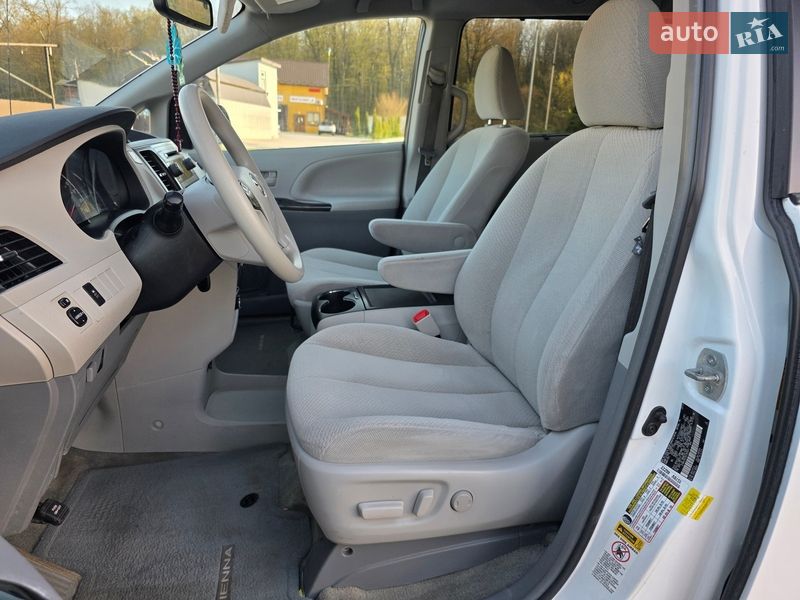 Минивэн Toyota Sienna 2013 в Гусятине