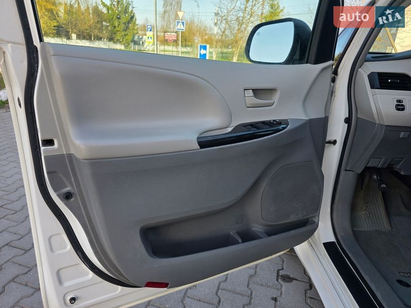 Минивэн Toyota Sienna 2013 в Гусятине