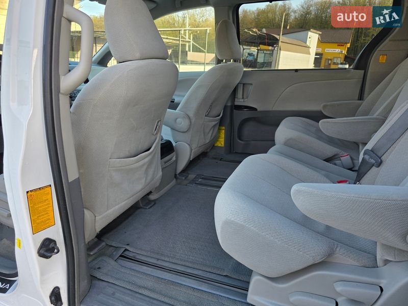 Минивэн Toyota Sienna 2013 в Гусятине
