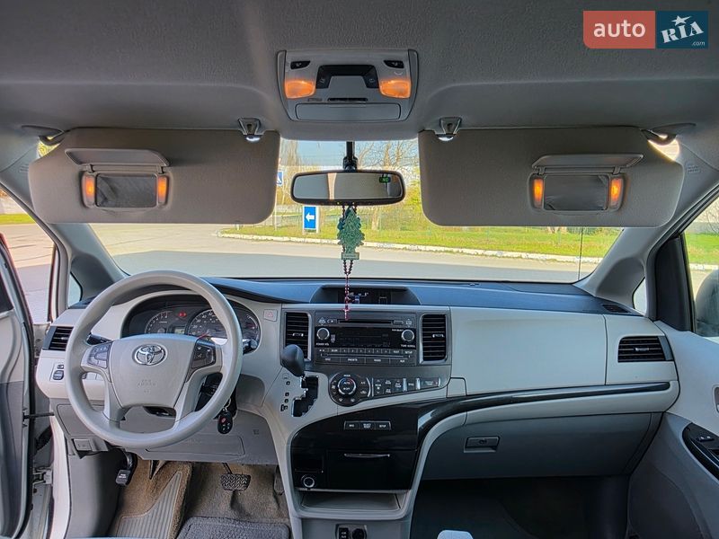 Минивэн Toyota Sienna 2013 в Гусятине