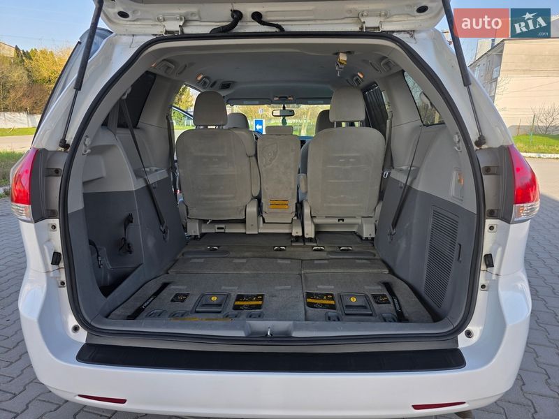 Минивэн Toyota Sienna 2013 в Гусятине