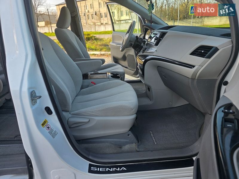 Минивэн Toyota Sienna 2013 в Гусятине