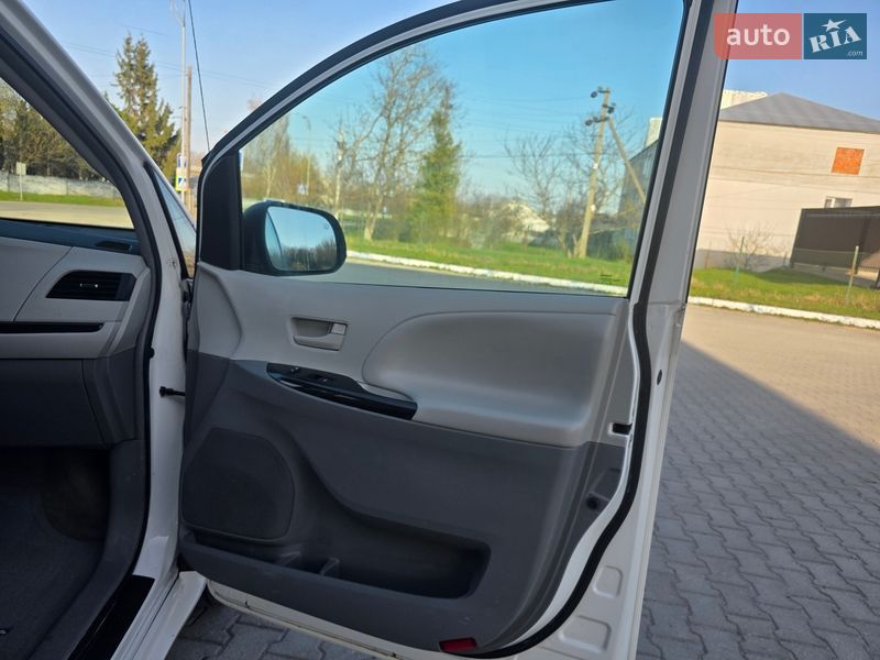 Минивэн Toyota Sienna 2013 в Гусятине
