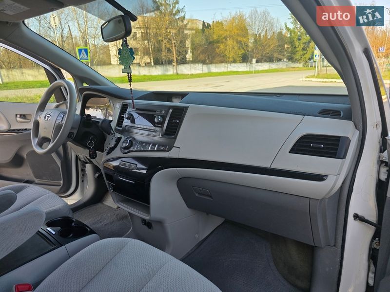 Минивэн Toyota Sienna 2013 в Гусятине
