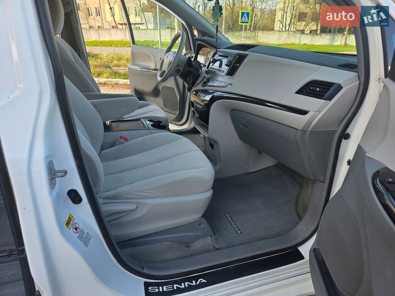 Минивэн Toyota Sienna 2013 в Гусятине