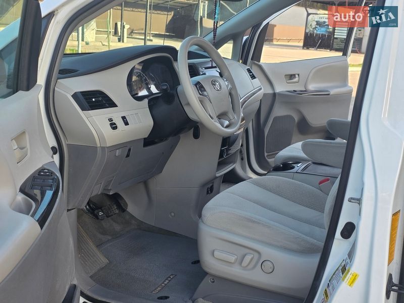 Минивэн Toyota Sienna 2013 в Гусятине