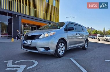 Мінівен Toyota Sienna 2010 в Києві