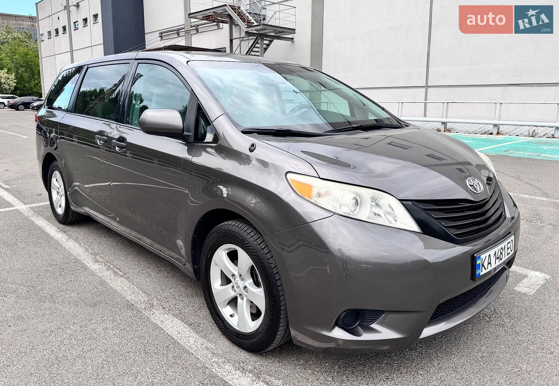 2012 Toyota Sienna - фото 1
