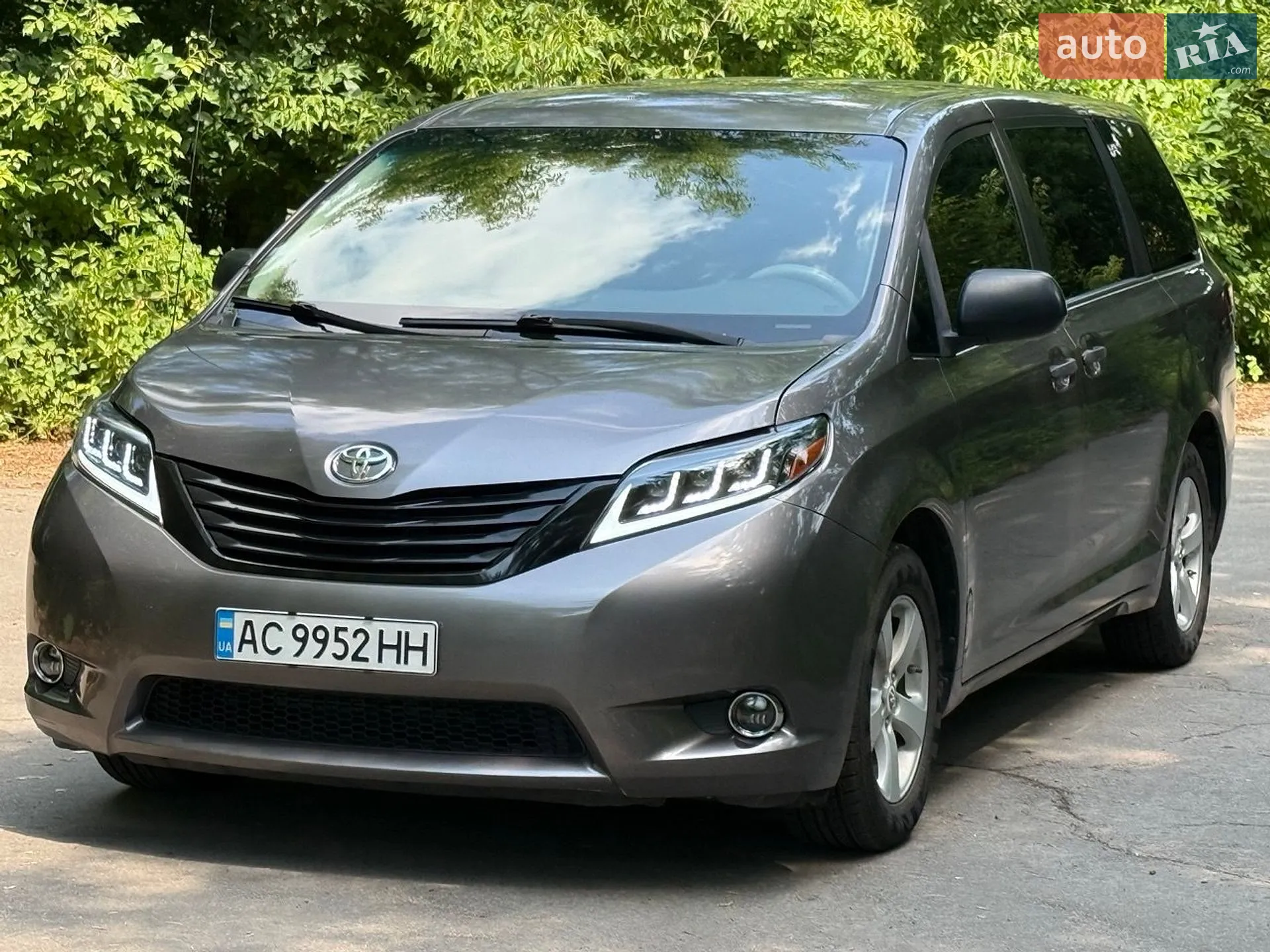 2010 Toyota Sienna - мініатюра 2