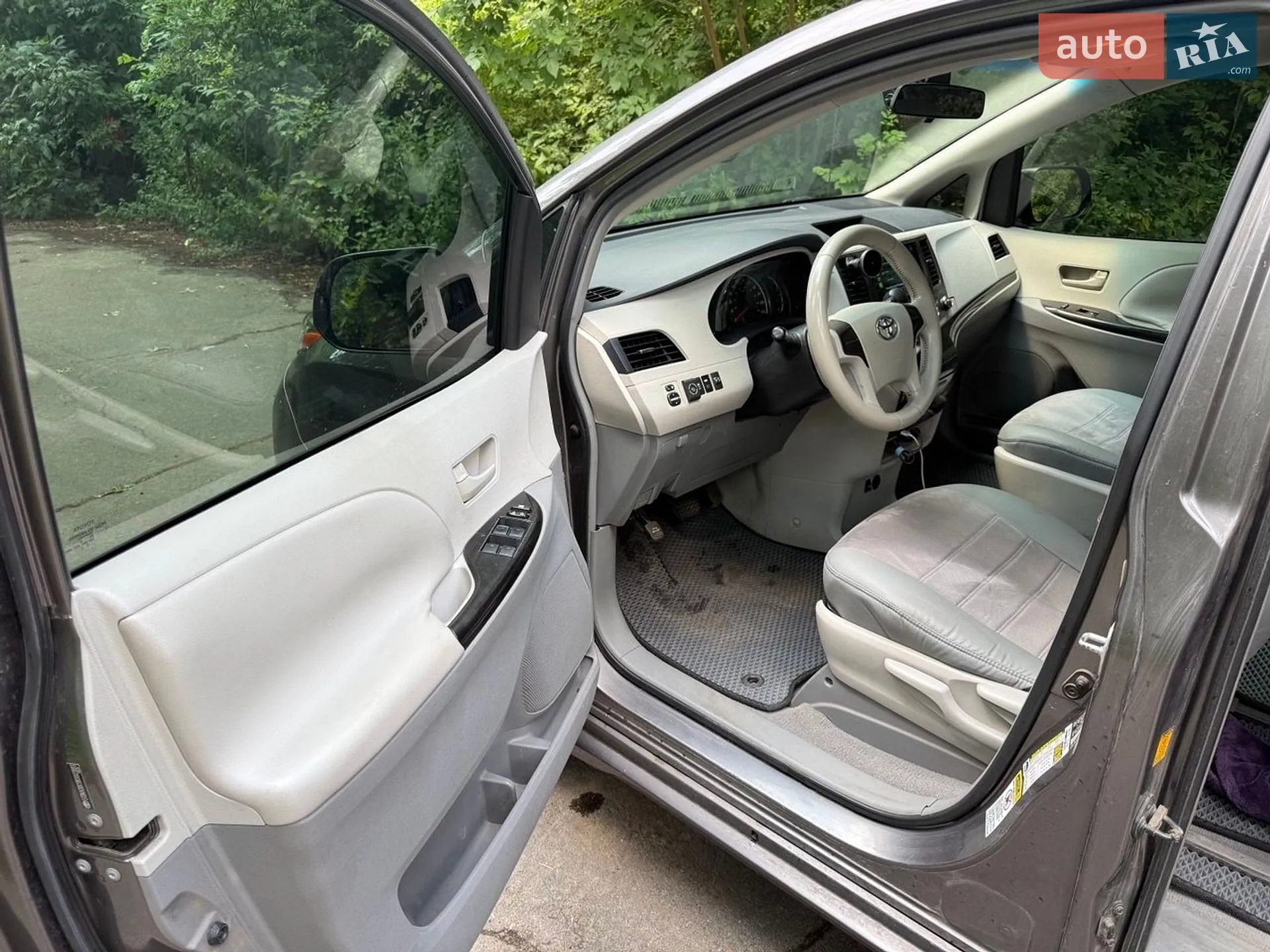 2010 Toyota Sienna - мініатюра 9