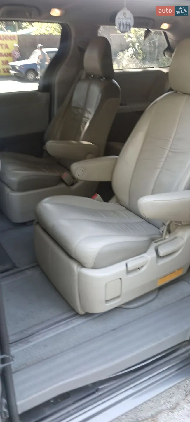 2011 Toyota Sienna - мініатюра 11
