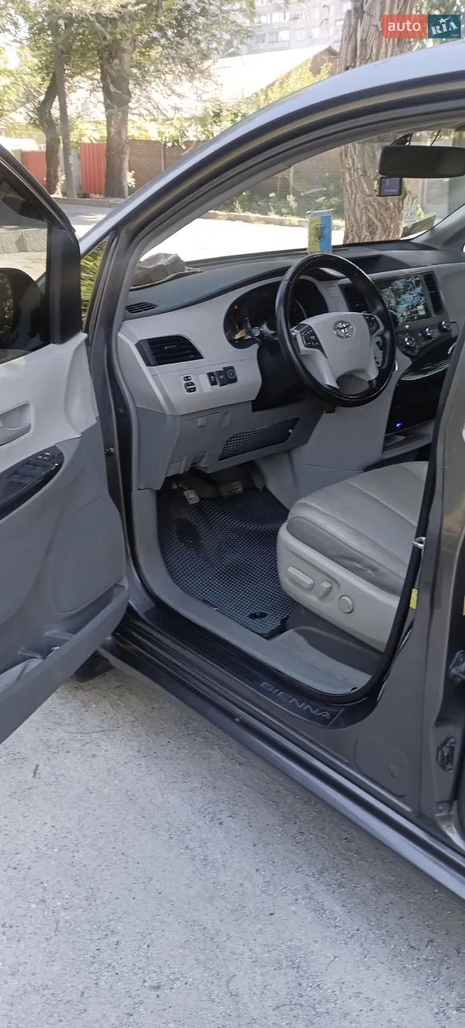 2011 Toyota Sienna - мініатюра 12