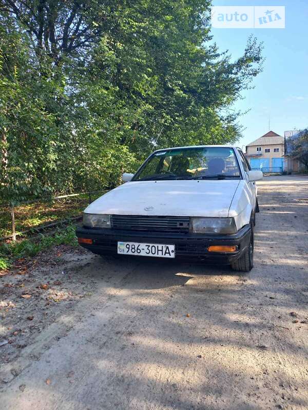 Седан Toyota Sprinter 1985 в Черновцах