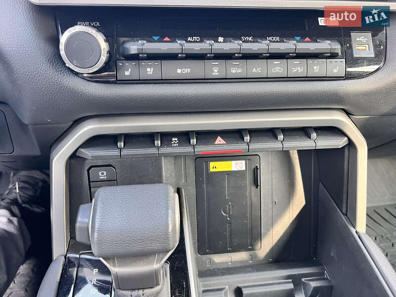 Пікап Toyota Tundra 2022 в Києві