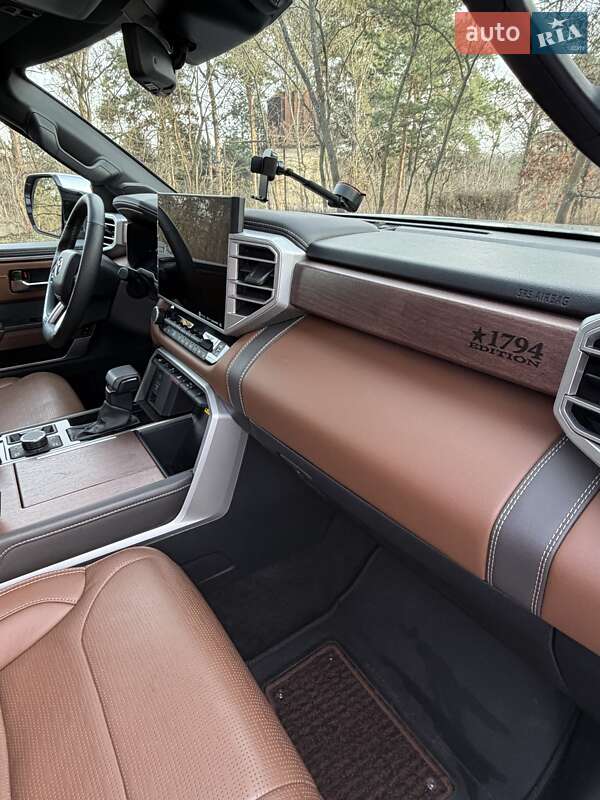 Пікап Toyota Tundra 2023 в Києві