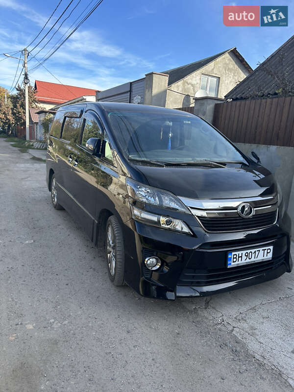 Минивэн Toyota Vellfire 2013 в 