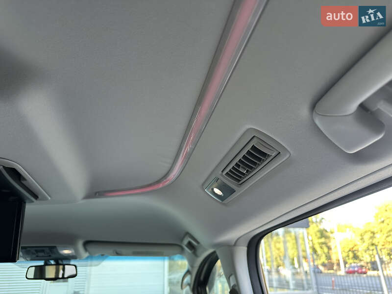 Мінівен Toyota Vellfire 2015 в Одесі