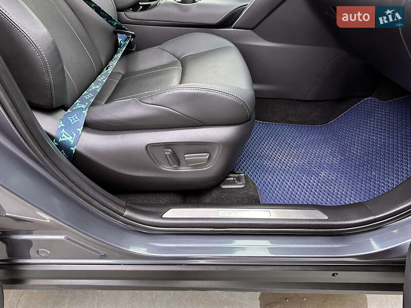 Позашляховик / Кросовер Toyota Venza 2021 в Києві