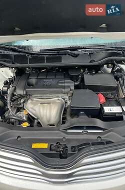 Позашляховик / Кросовер Toyota Venza 2011 в 