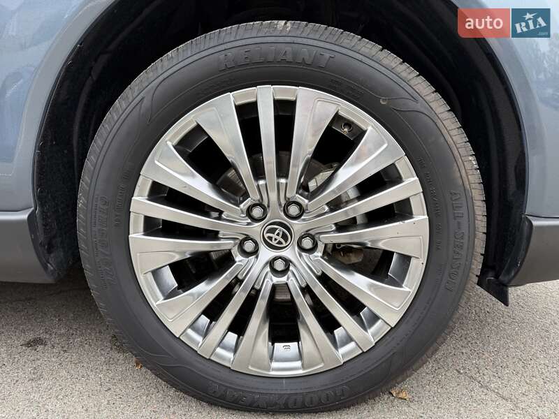 Внедорожник / Кроссовер Toyota Venza 2022 в Киеве