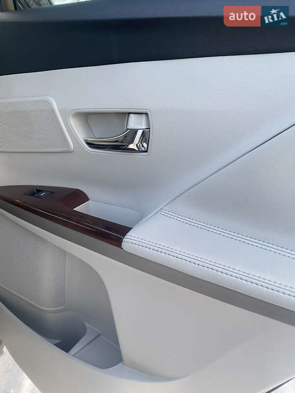 Позашляховик / Кросовер Toyota Venza 2011 в Краснограді