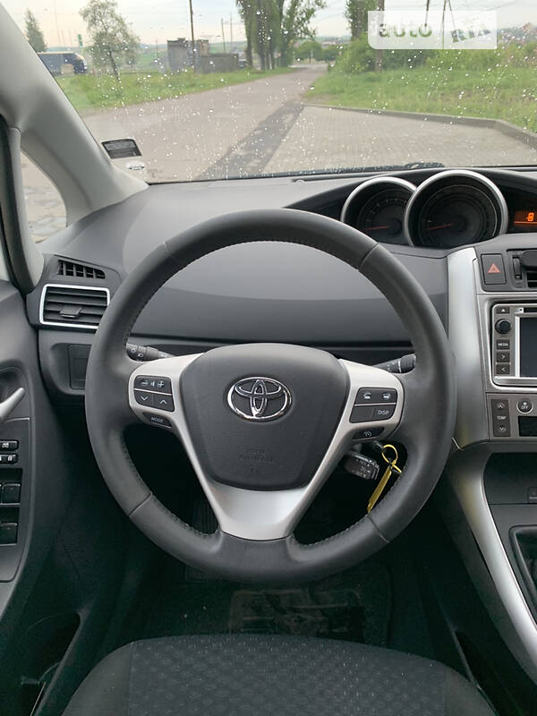 Мінівен Toyota Verso 2012 в Рівному