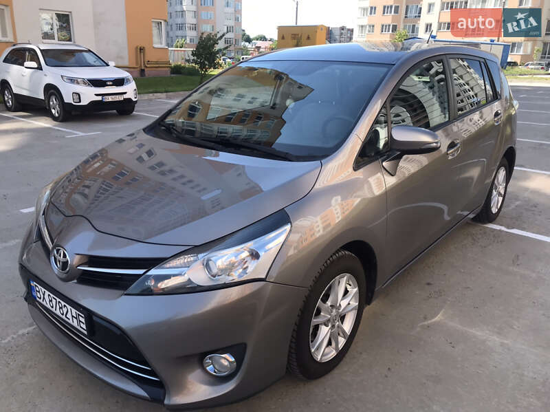 Мінівен Toyota Verso 2014 в Хмельницькому