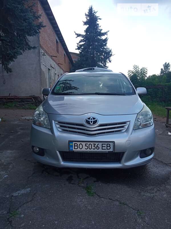 Минивэн Toyota Verso 2011 в Тернополе