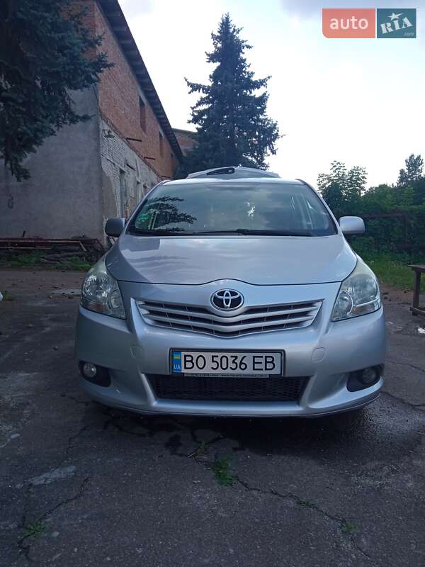 Минивэн Toyota Verso 2011 в Тернополе