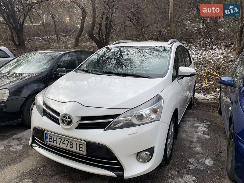 Минивэн Toyota Verso 2013 в 