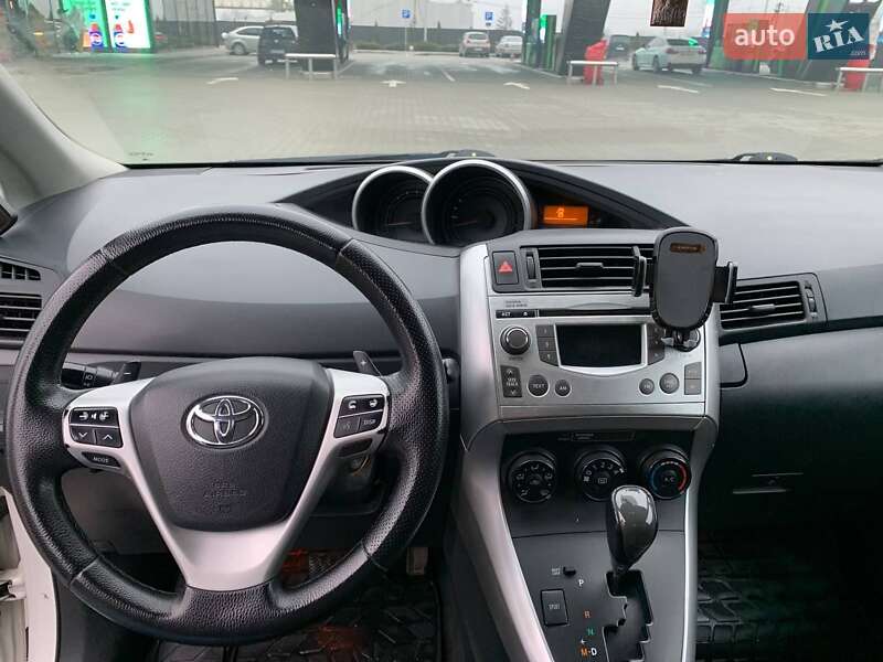 Мінівен Toyota Verso 2010 в Тернополі