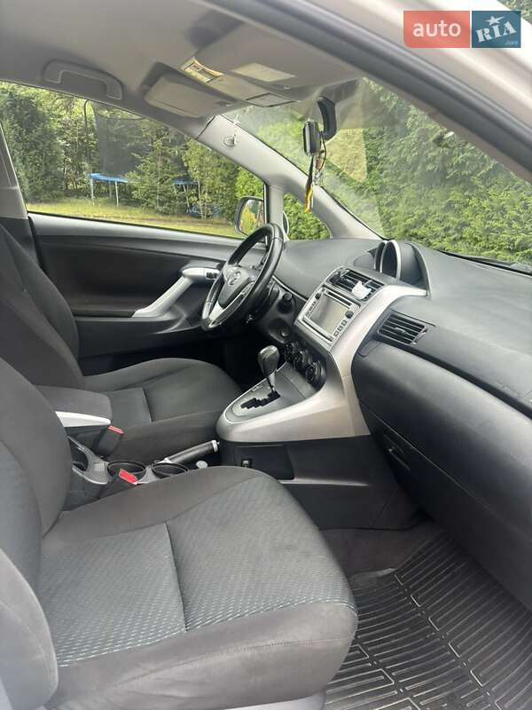 Мінівен Toyota Verso 2012 в Тернополі