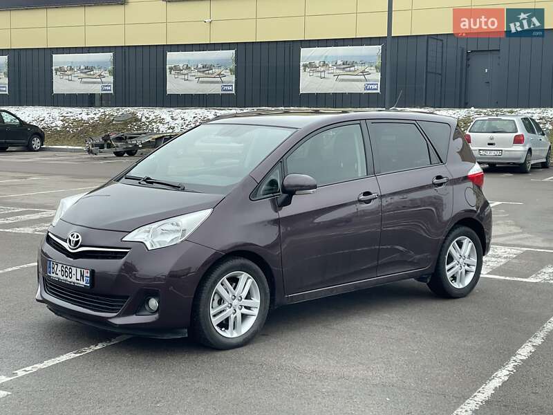 Минивэн Toyota Verso 2011 в 