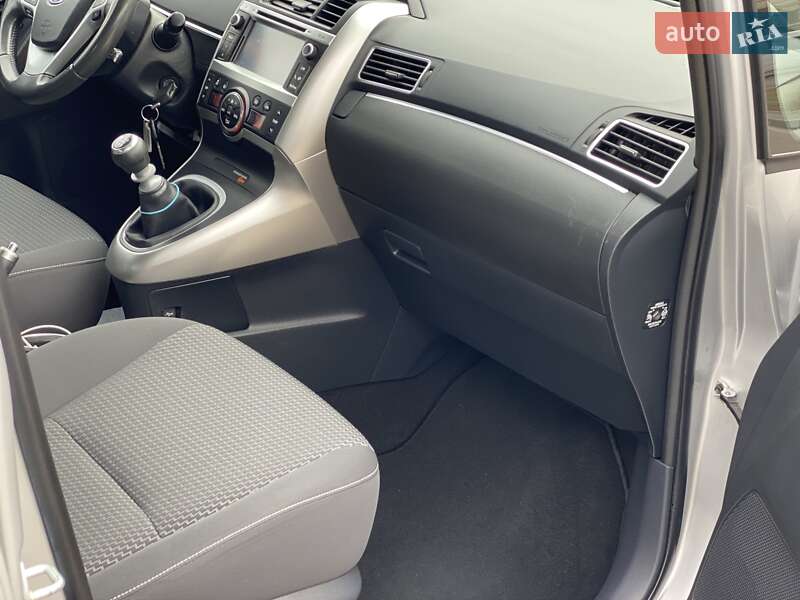 Мінівен Toyota Verso 2015 в Вінниці