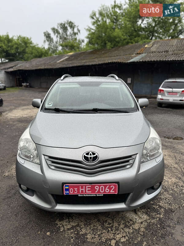 Минивэн Toyota Verso 2010 в 