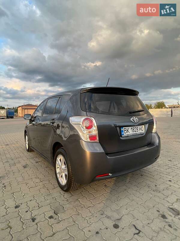 Минивэн Toyota Verso 2009 в Сарнах