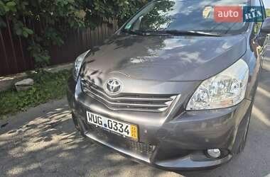 Минивэн Toyota Verso 2010 в 
