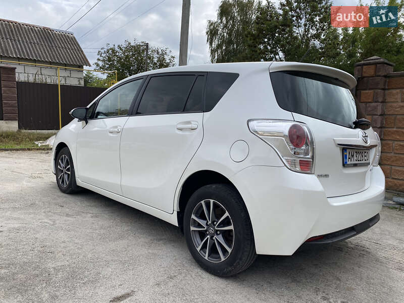 Мінівен Toyota Verso 2015 в Житомирі