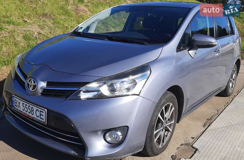 Минивэн Toyota Verso 2013 в Староконстантинове
