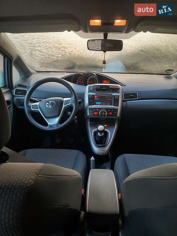 Минивэн Toyota Verso 2013 в Староконстантинове