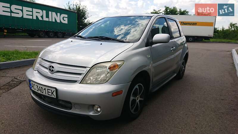Хэтчбек Toyota XA 2004 в 