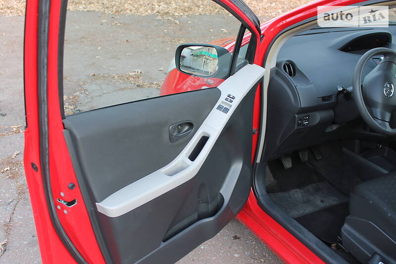 Хэтчбек Toyota Yaris 2008 в Сумах