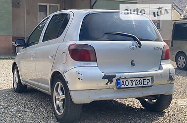 Седан Toyota Yaris 2000 в Тячеве