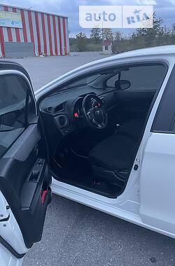 Хетчбек Toyota Yaris 2012 в 
