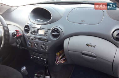 Хетчбек Toyota Yaris 2002 в 