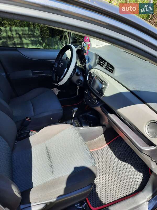 Хэтчбек Toyota Yaris 2012 в Черновцах
