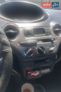 Хэтчбек Toyota Yaris 2001 в 