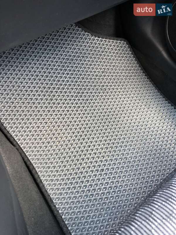 Хэтчбек Toyota Yaris 2015 в Кременчуге фото 18 Хэтчбек Toyota Yaris 2015 в Кременчуге