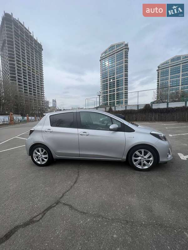 Хэтчбек Toyota Yaris 2013 в Днепре